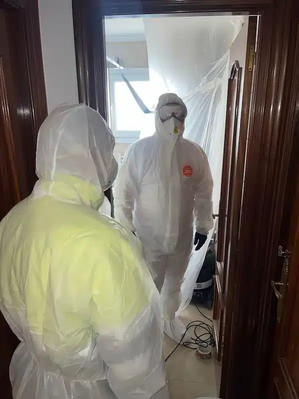 Trabajos de retirada de amianto con equipo de protección
